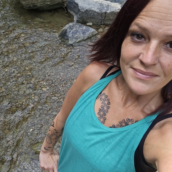 Meet your Posher, Kristen - Picture 2 of 3